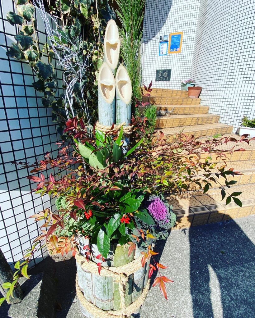 正面玄関の門松。地域の花屋さんが毎年手作りして下さっています。